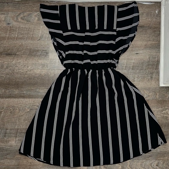 Women's Black & White Low Cut Short Sleeved Striped Mini Skater Dress-Size Small - Picture 2 of 10